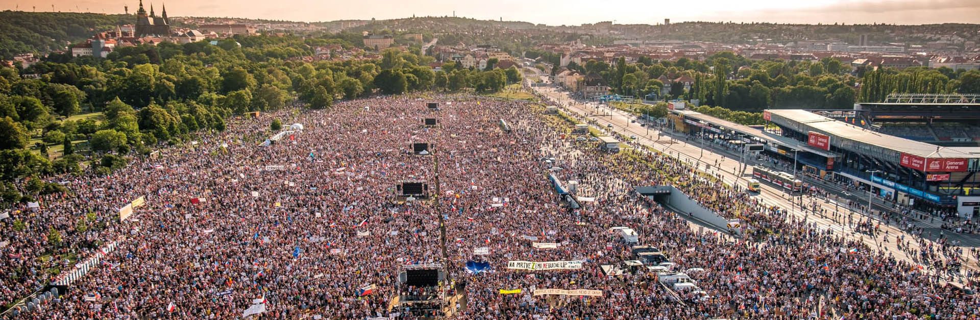 I cechi in piazza. Macek: «La democrazia non è una cosa scontata»