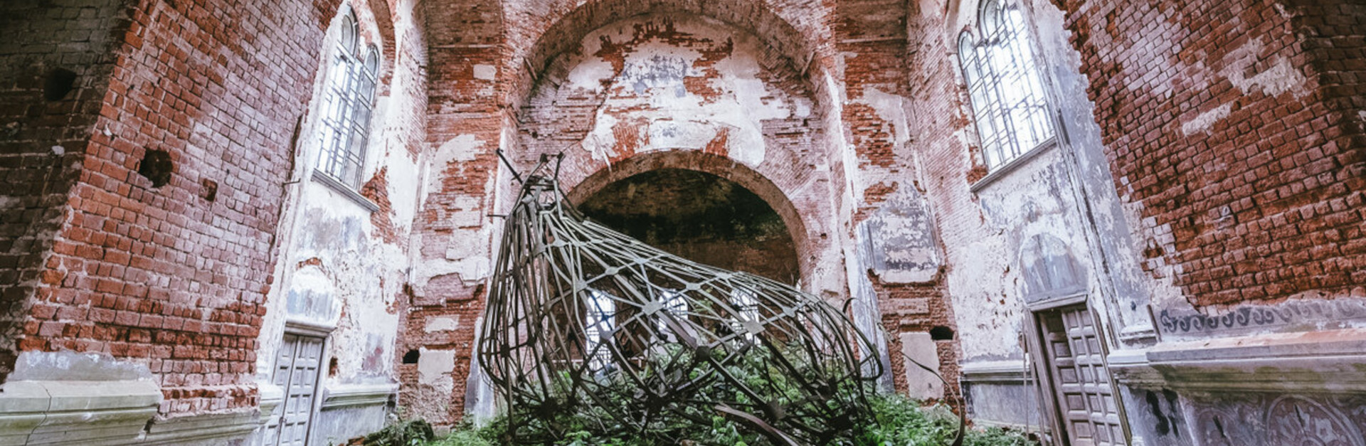 La Chiesa coi mostri alle finestre