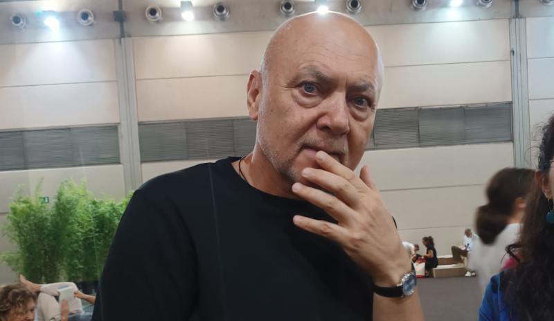 Dialogo faccia a faccia con un volontario al fronte